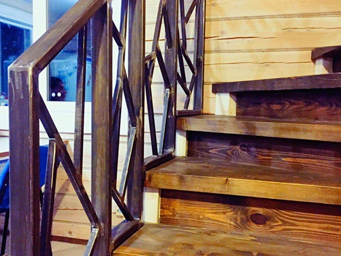 Ограждение лестницы в стиле LOFT из профильной трубы.