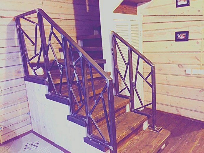 Ограждение лестницы в стиле LOFT из профильной трубы.