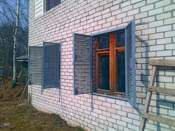 Ставни металлические из профильной трубы и полосы, закрываются снаружи на замок Устье
